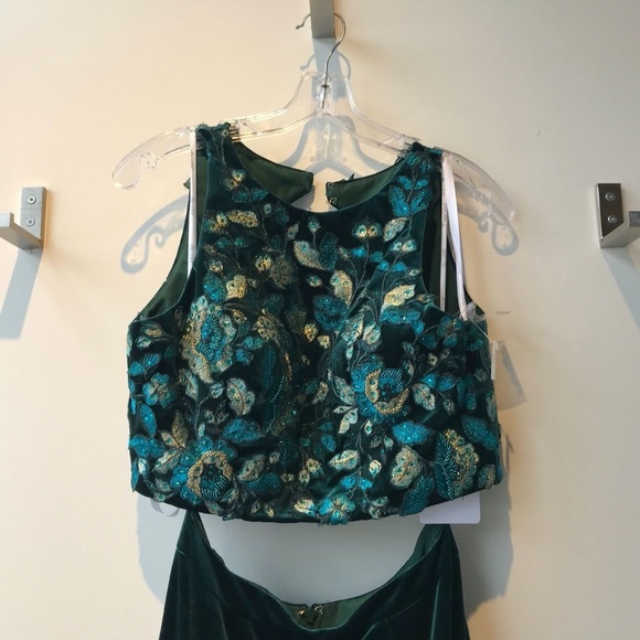 Mon Cheri 'Ellie Wilde' Floral Velvet Two-Piece Gown - Picture 7 of 10